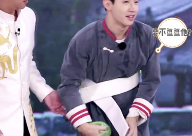 让人舔脚趾，当众凌辱学员，盘点那些令你难以想象的明星恶臭行为