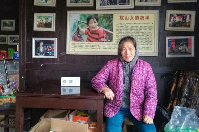 31岁不幸丧夫，做挑夫17年养育三个子女，龙凤胎同年考入重点大学