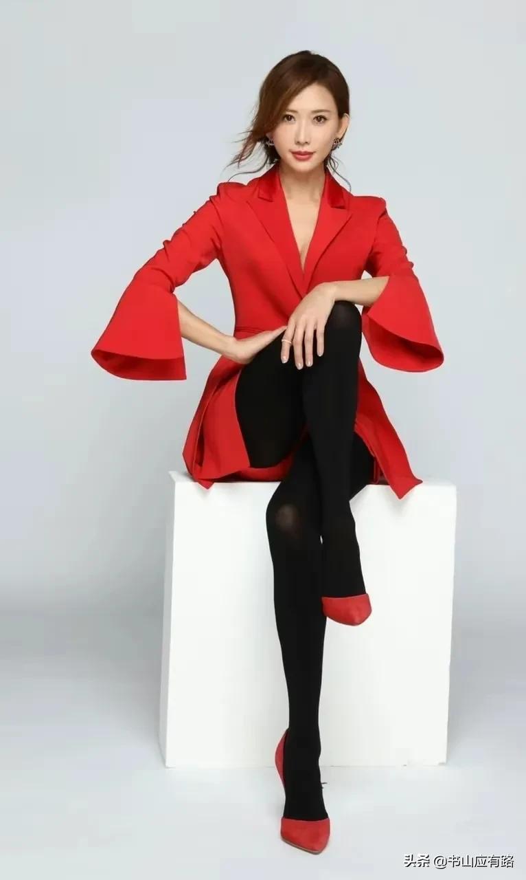 林志玲2：不爱武装爱红妆，红西装配黑打底裤藏不住好比例