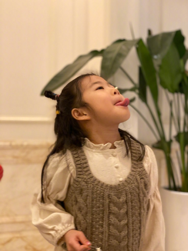 章子怡庆女儿满6岁，一家五口幸福有爱，继女小苹果高颜值抢镜