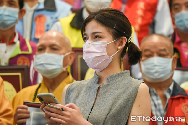 侯友宜的美女發言人戴湘儀加入國民黨，傳將參選新北市議員