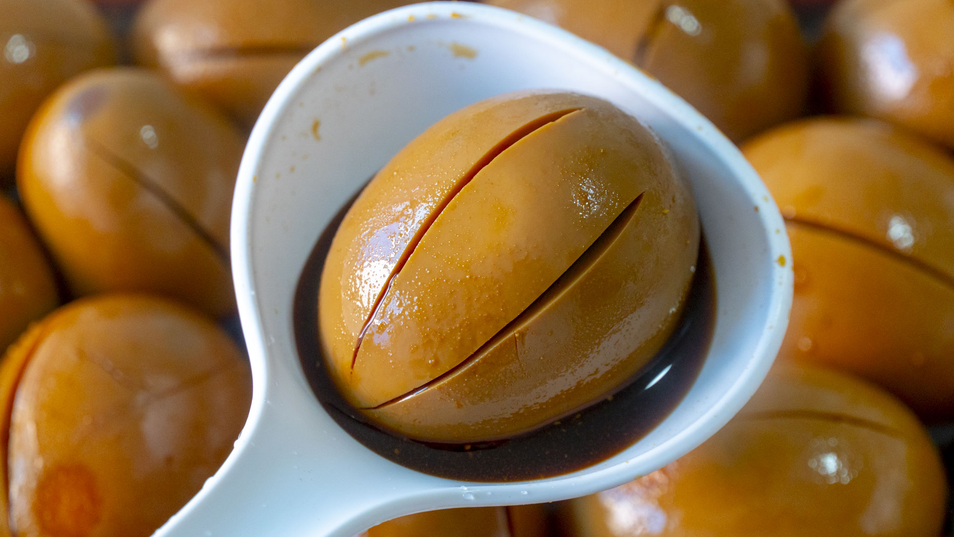 比乡巴佬还好吃的卤蛋，做法简单，口感Q弹，卤香浓郁，吃不腻