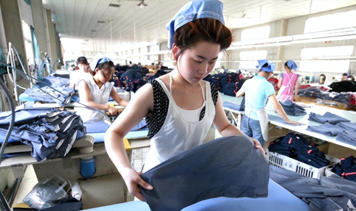 大学生到工厂面试，看到笔试题蒙了，与公务员考试相比如云泥之别