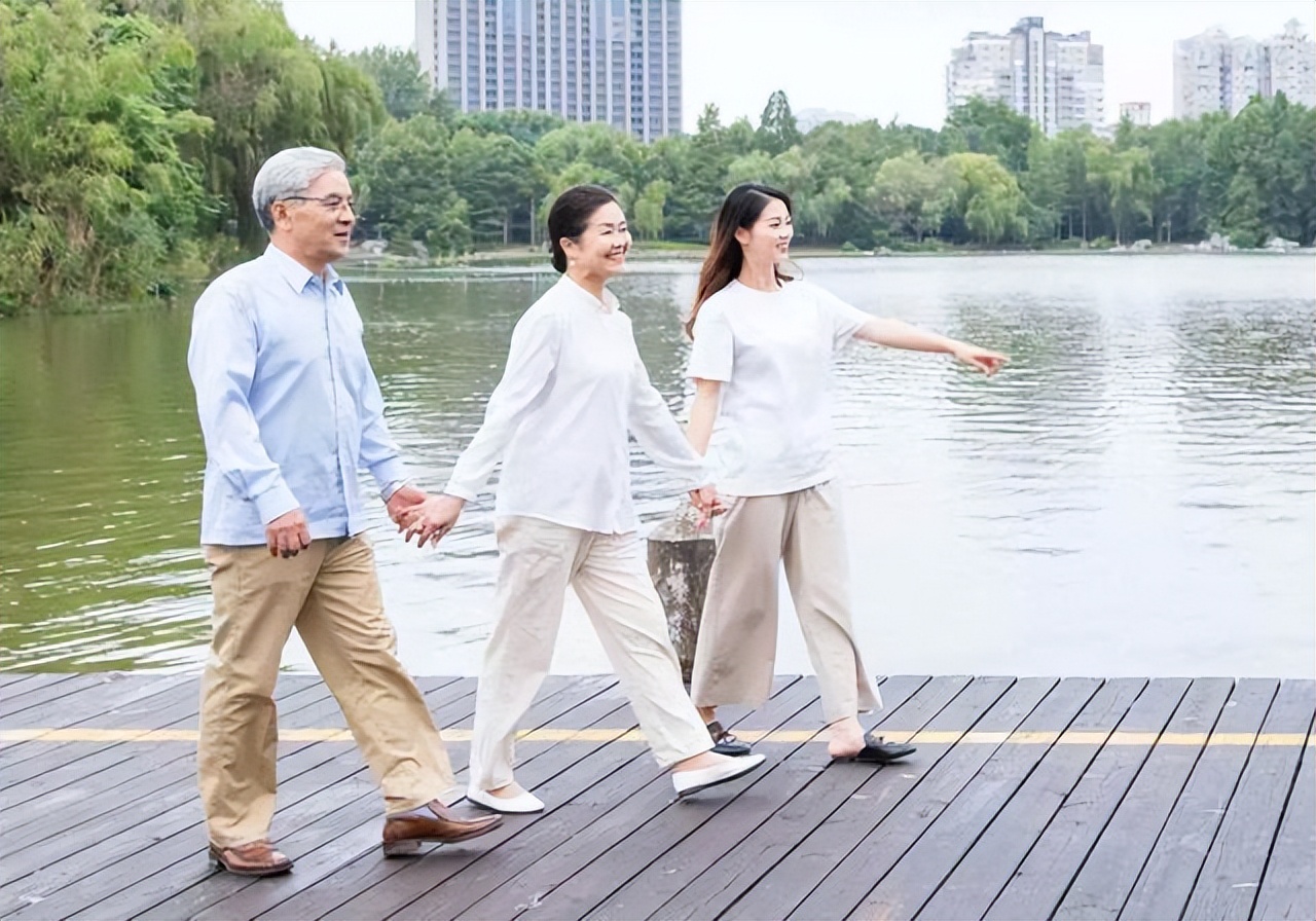 吃饱后，应该坐着、躺着，还是站着？提醒：饭后做5件事或会伤身