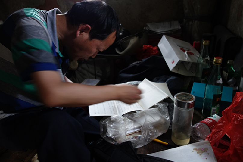 16岁考入985大学，终身研究一个数学公式，如今每个月领400元低保