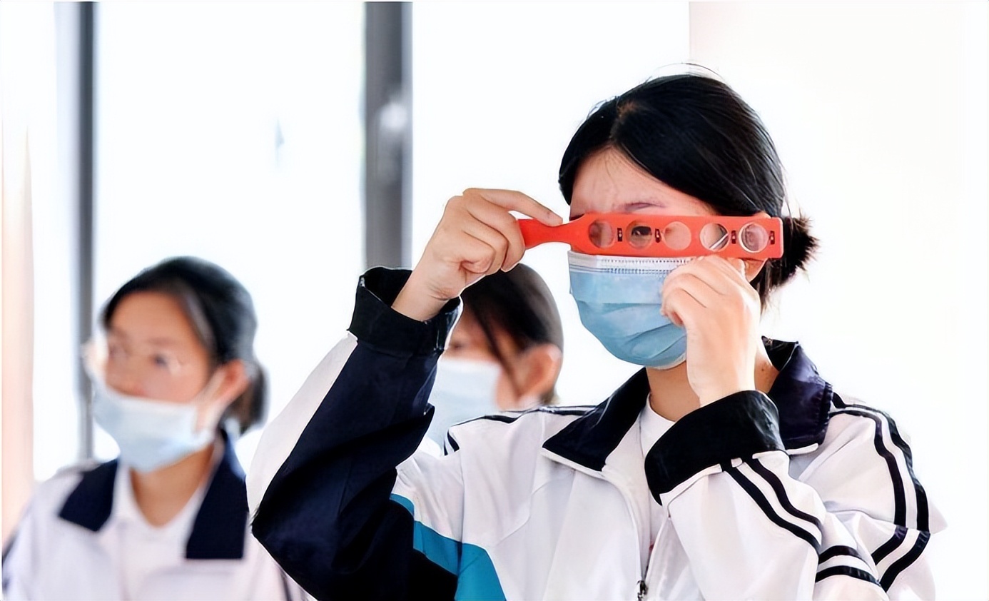 2022考生要注意，高校录取会看高考体检结果，近视影响专业的报考