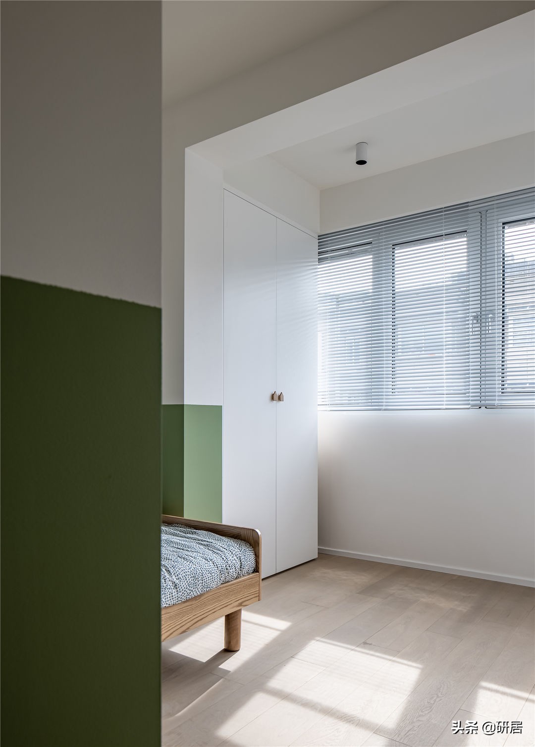 这对夫妻厉害了，50平的家装成了3室，室内温馨舒适，有大量收纳