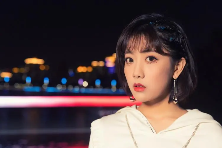 李艺彤清新甜蜜，灵动又亲切，明艳不可方物，尽显少女活力