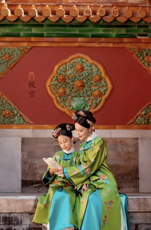 李小璐晒女儿假期生活，甜馨与宠物狗一起卖萌，上小学已经近视