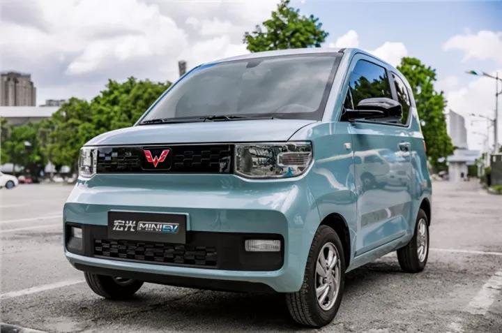 五菱宏光MINI EV马卡龙版和GB款齐上阵，续航升级300km，你选哪款