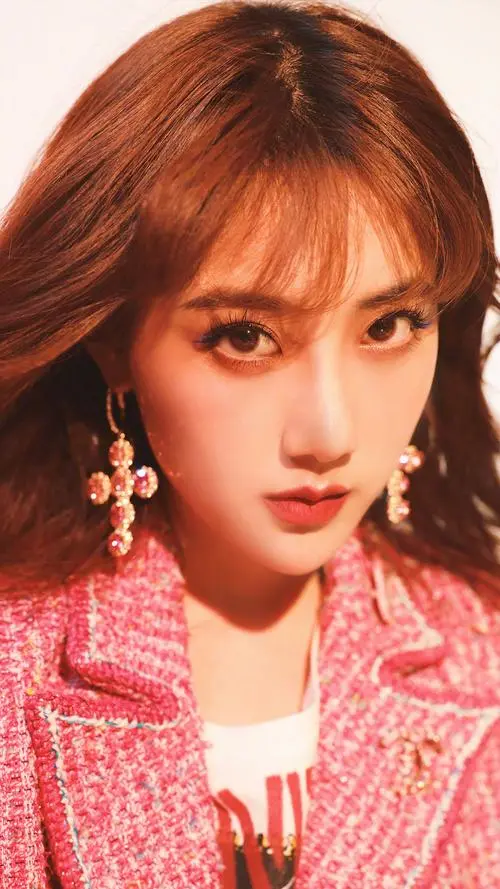 李艺彤清新甜蜜，灵动又亲切，明艳不可方物，尽显少女活力