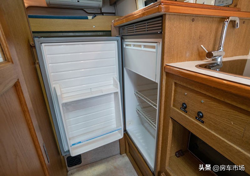 日产中巴改装房车，4.5升动力，双会客区，三张床睡下全家6口人