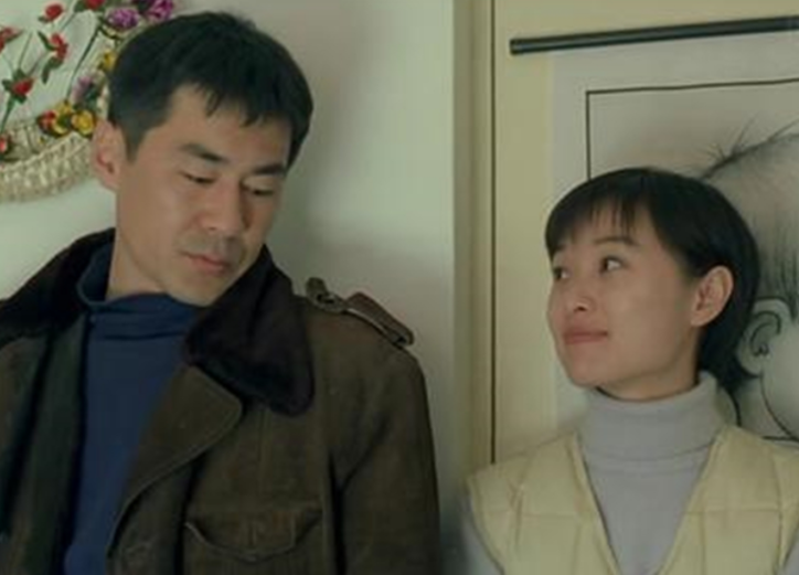 吴越与男友人逛街笑容灿烂,亲密搂肩关系好,49岁仍未婚无儿女