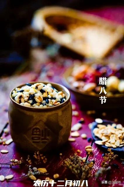 腊八清晨，暖粥氤氲着家的香气与节日的温情。