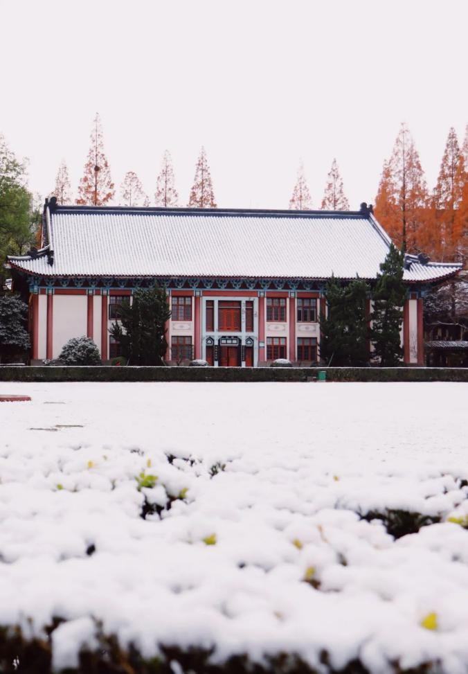 江苏这所“最美高校”火了！坐拥宫殿式建筑，建筑大师梁思成参与设计！