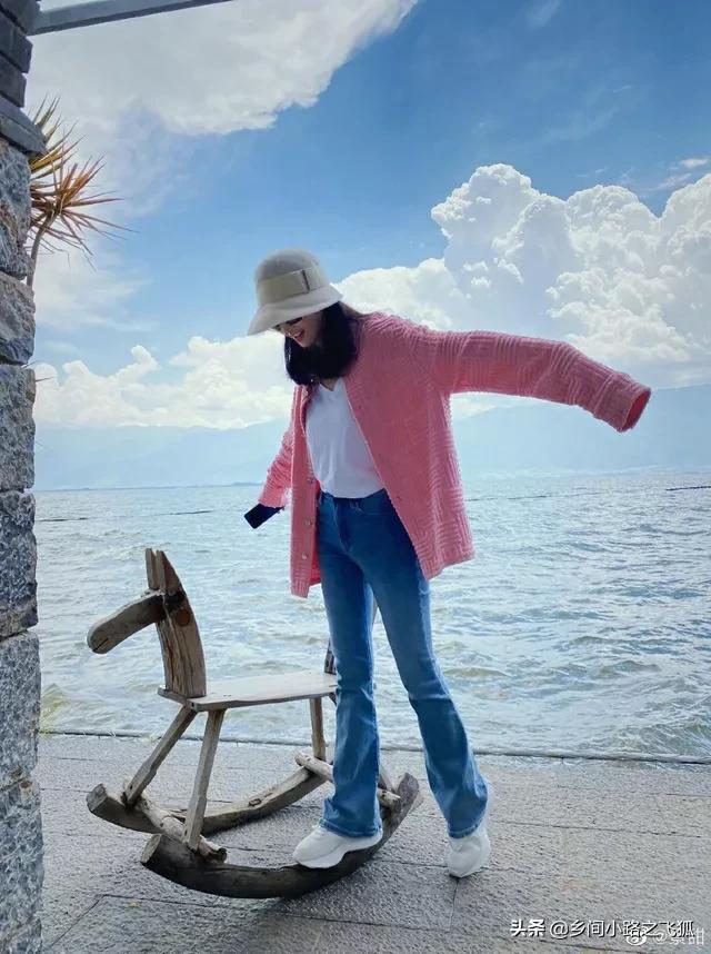 景甜置身碧海蓝天 穿粉外套撩拨长发好甜美