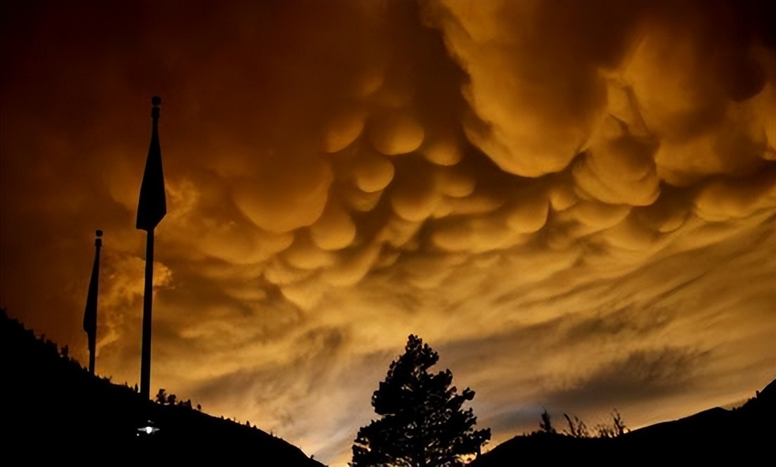 地震云什么样(地震前兆?美国上空出现"乳状云",看起来非常梦幻)