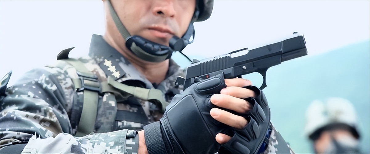 吴京硬汉枪战动作片《战狼》武器解析盘点