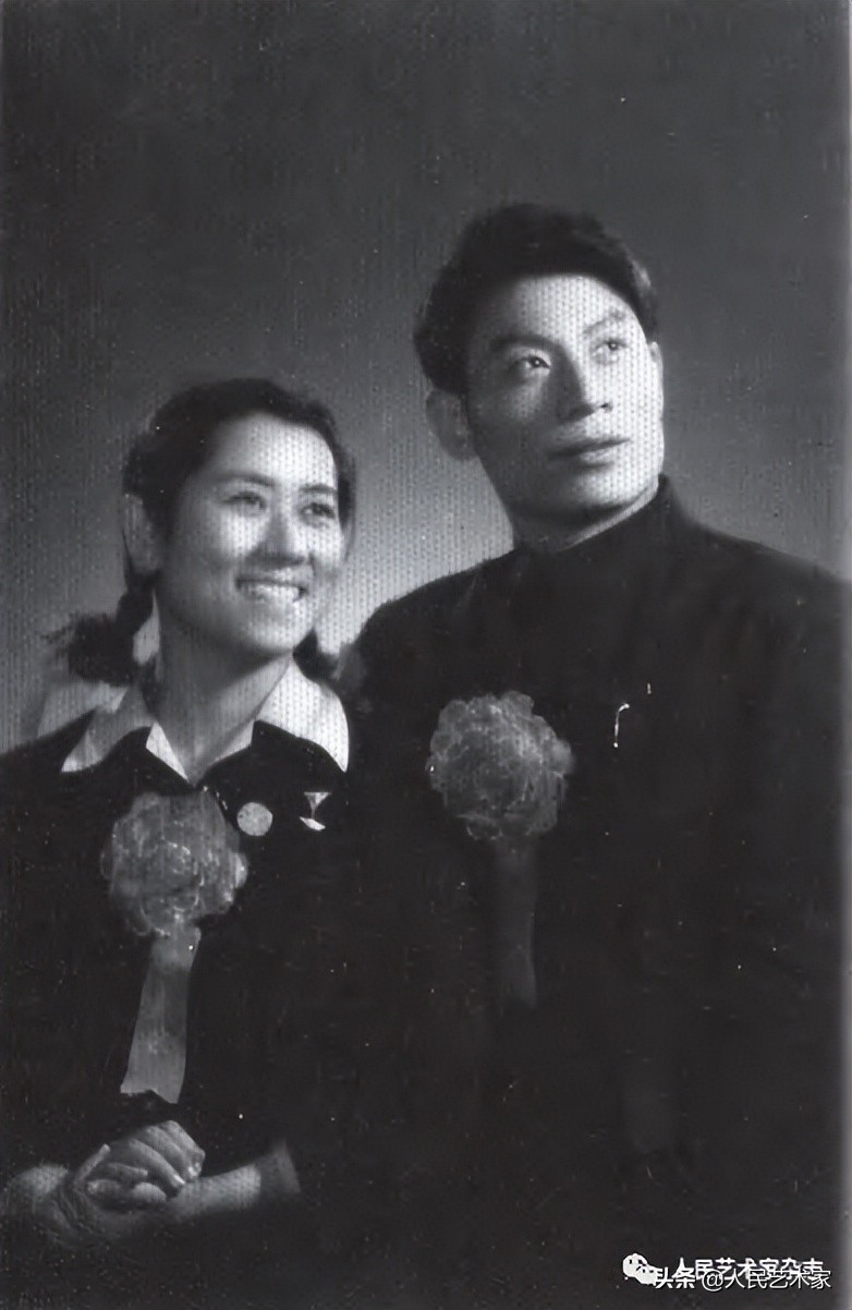 他的家被日寇冲毁，迫于生计当了电车售票员，热爱艺术却被嘲笑“穿号坎”，后因“双枪李向阳”蜚声中国