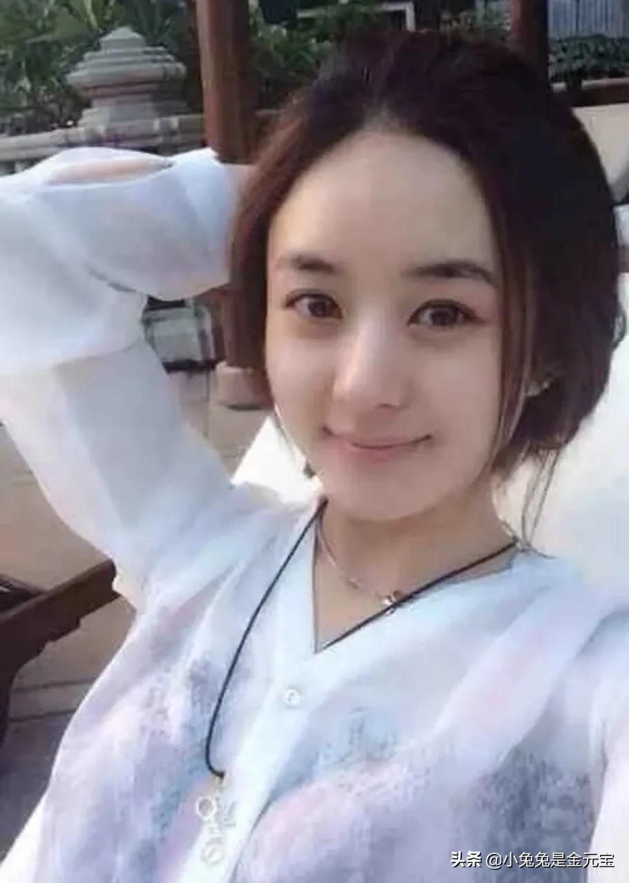 赵丽颖真正的素颜呀，猜猜她旁边这位是谁？