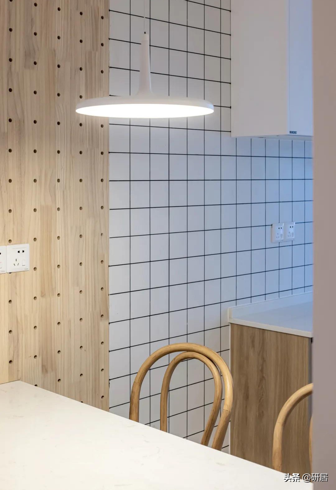 这对夫妻厉害了，50平的家装成了3室，室内温馨舒适，有大量收纳