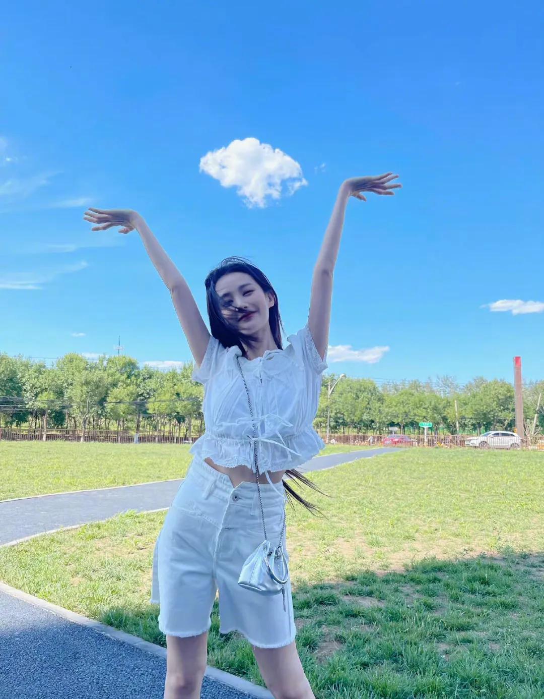 李一桐近期穿搭