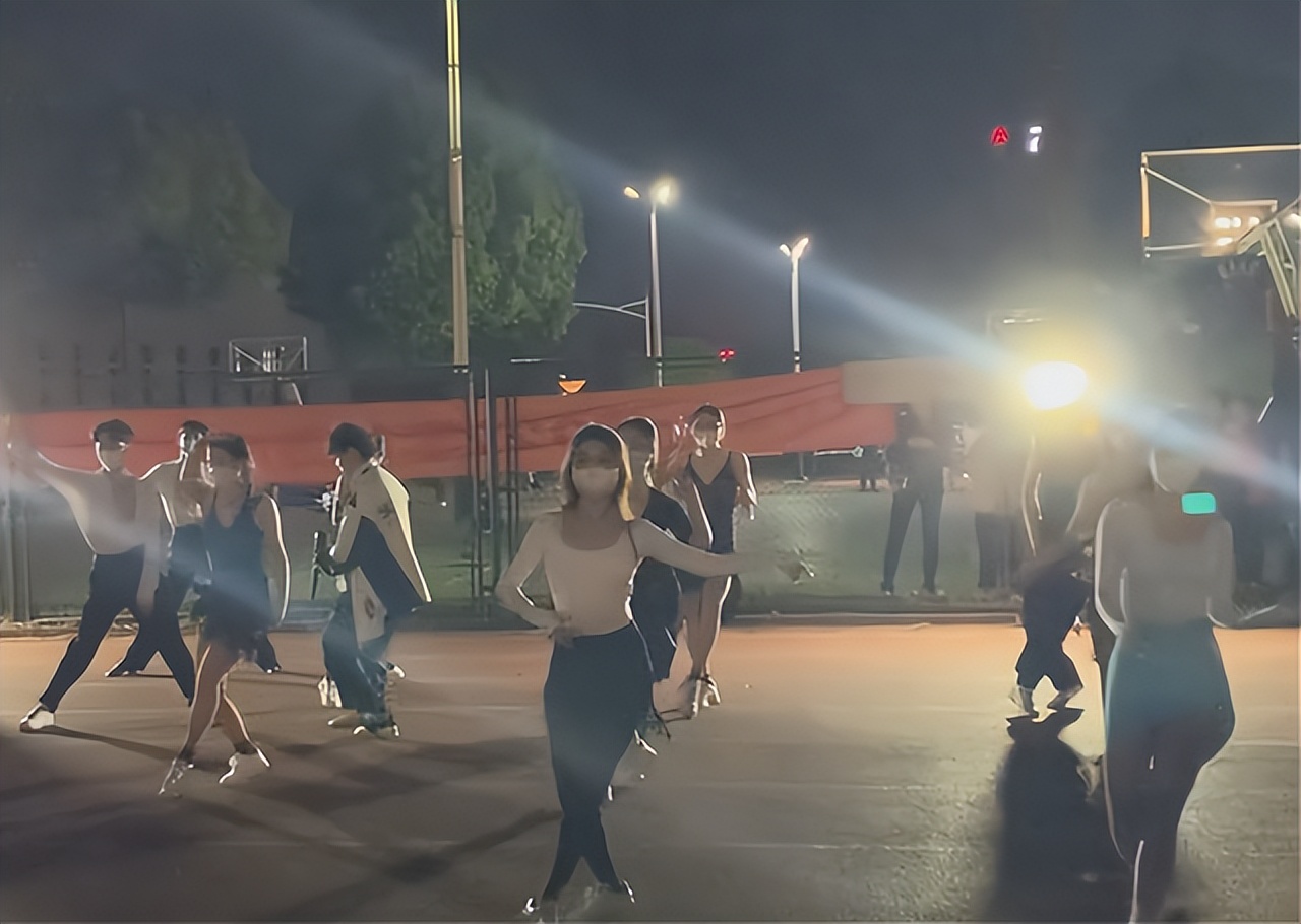 高校解除封闭管理后，美女大学生校内热舞，优美舞姿引众人称赞