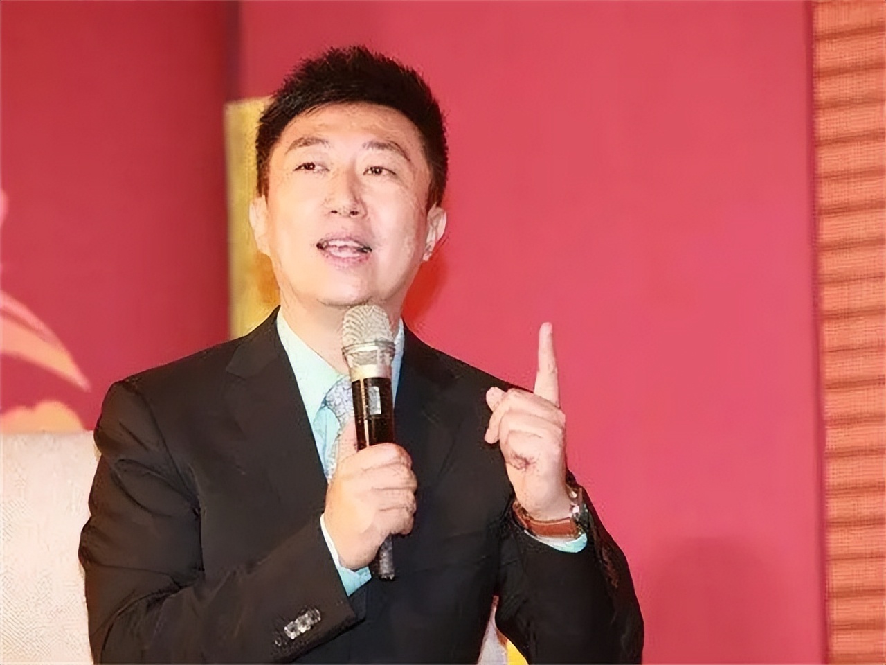 央视主持人陈伟鸿：55岁依然儒雅知性，一儿一女让人很羡慕