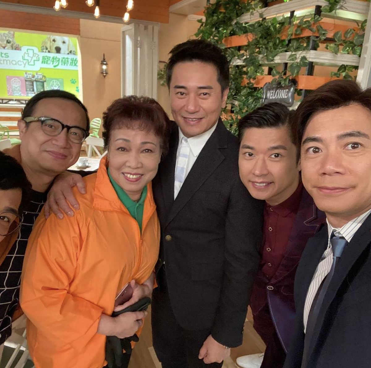 65岁绿叶正式签约TVB，感慨终于获认可，曾演《爱回家》群姐走红