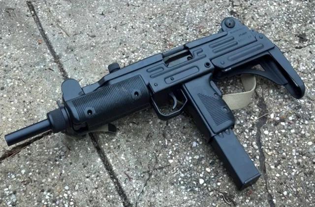 大学生花34万雇凶杀人，对方自称用冲锋枪作案，事后收到假照片