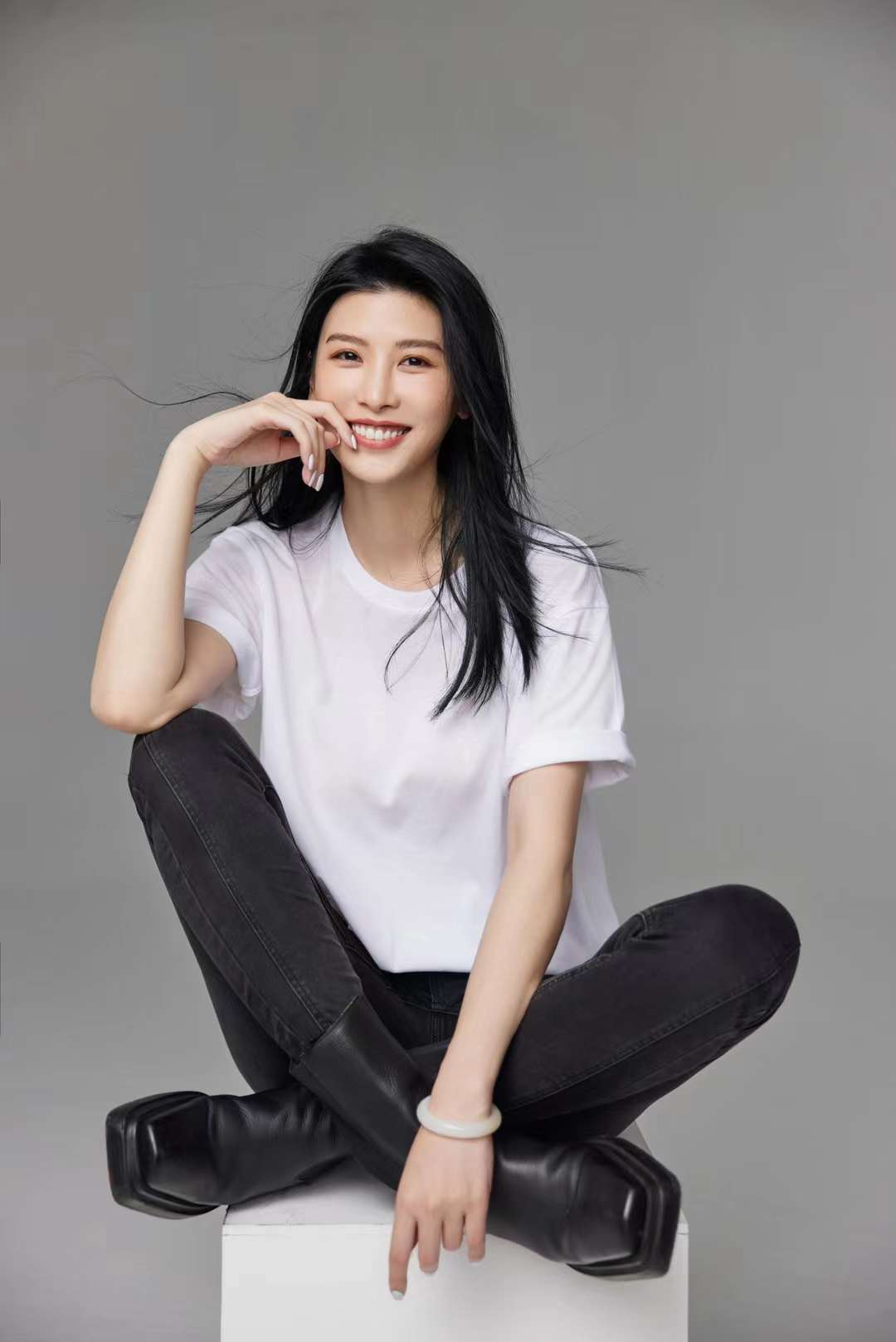 银雪依靠多变的戏路和精准的角色领悟诠释了多个独特立体的人物角色