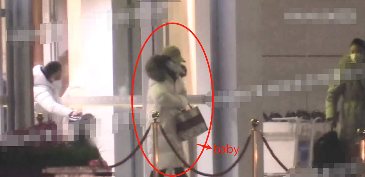 baby和儿子机场亲密互动！小海绵大胆骑箱子滑行，双脚翘起好兴奋