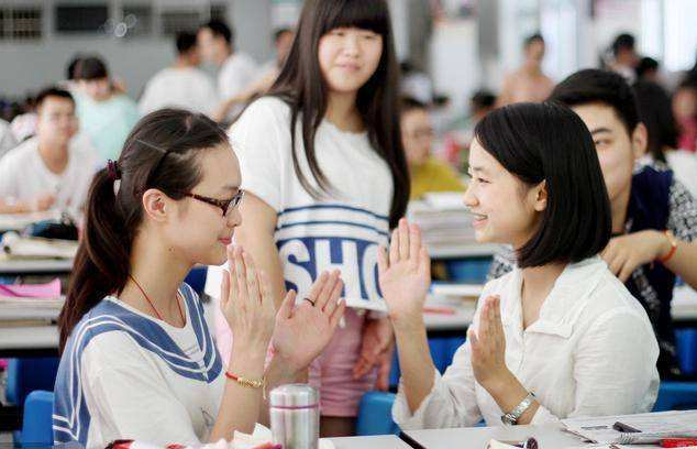 大学里4大“坑人”专业，热门只是假象，实际上就业率很低