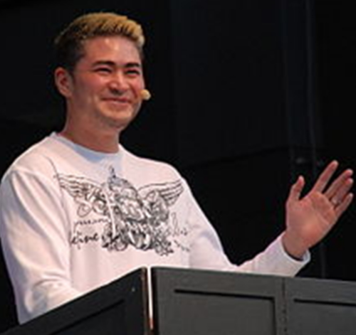 真实故事:美国34岁男子怀孕生女,和2个妻子生下3个孩子,现况如何