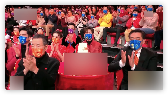 虎年春晚台下明星：王源吉克隽逸挤一把椅子，陈宝国隔口罩抠鼻子