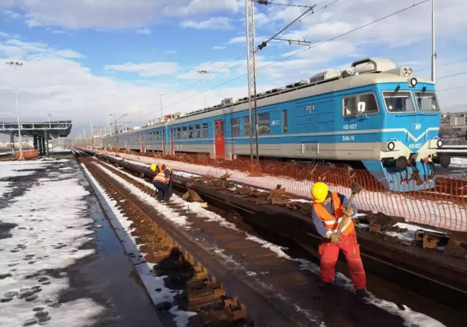 铁路局迎来“春招”，岗位多要求低，专科生不容错过