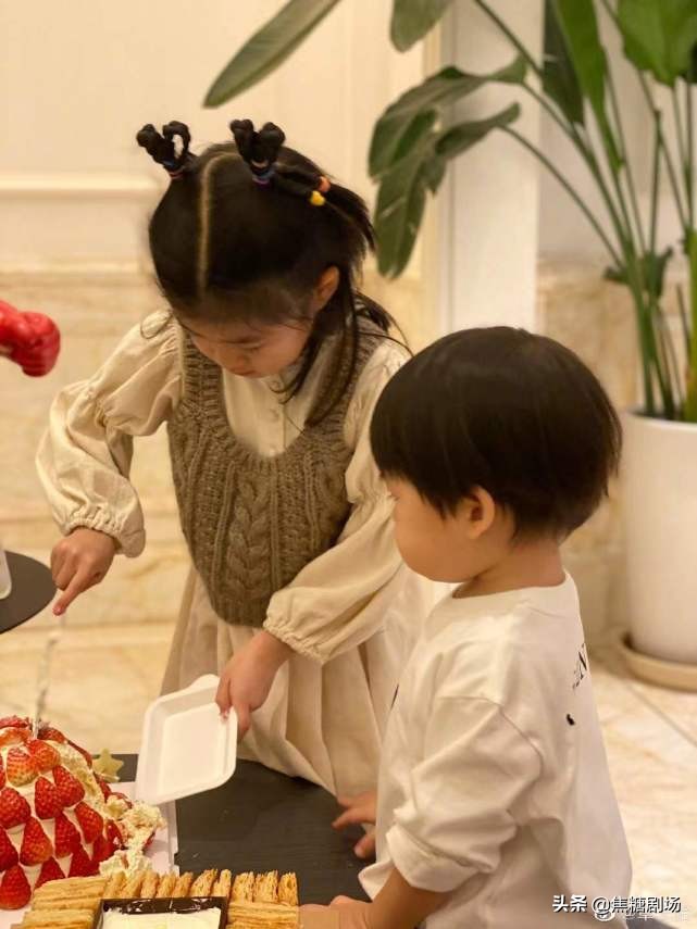 章子怡否认离婚后晒家庭照，汪峰跟2岁儿子穿亲子装，父子俩超像