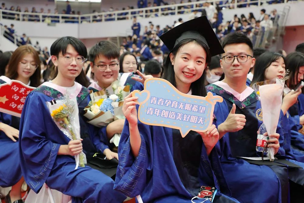 《孤勇者》寄语，“礼”送毕业生，2022届毕业典礼温情满满！