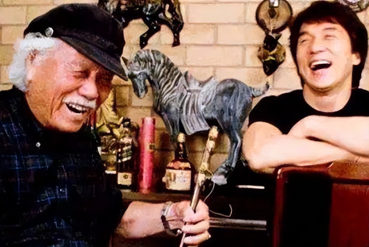 2007年成龙和亲哥安徽相认，对方一贫如洗，他有没有帮帮哥哥们