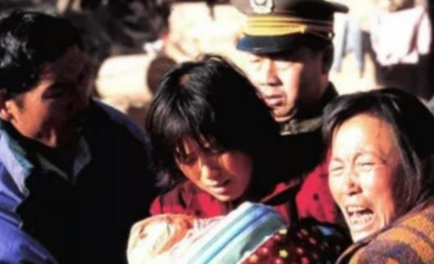 女大学生被卖山村老汉，关猪圈17年，亲爹找来为啥却给老汉一沓钱