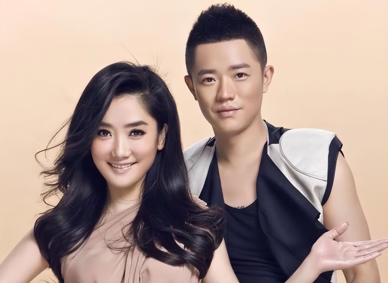 演艺圈5对“莫逆之交”，互当“损友”19年，拍结婚照也带在身边