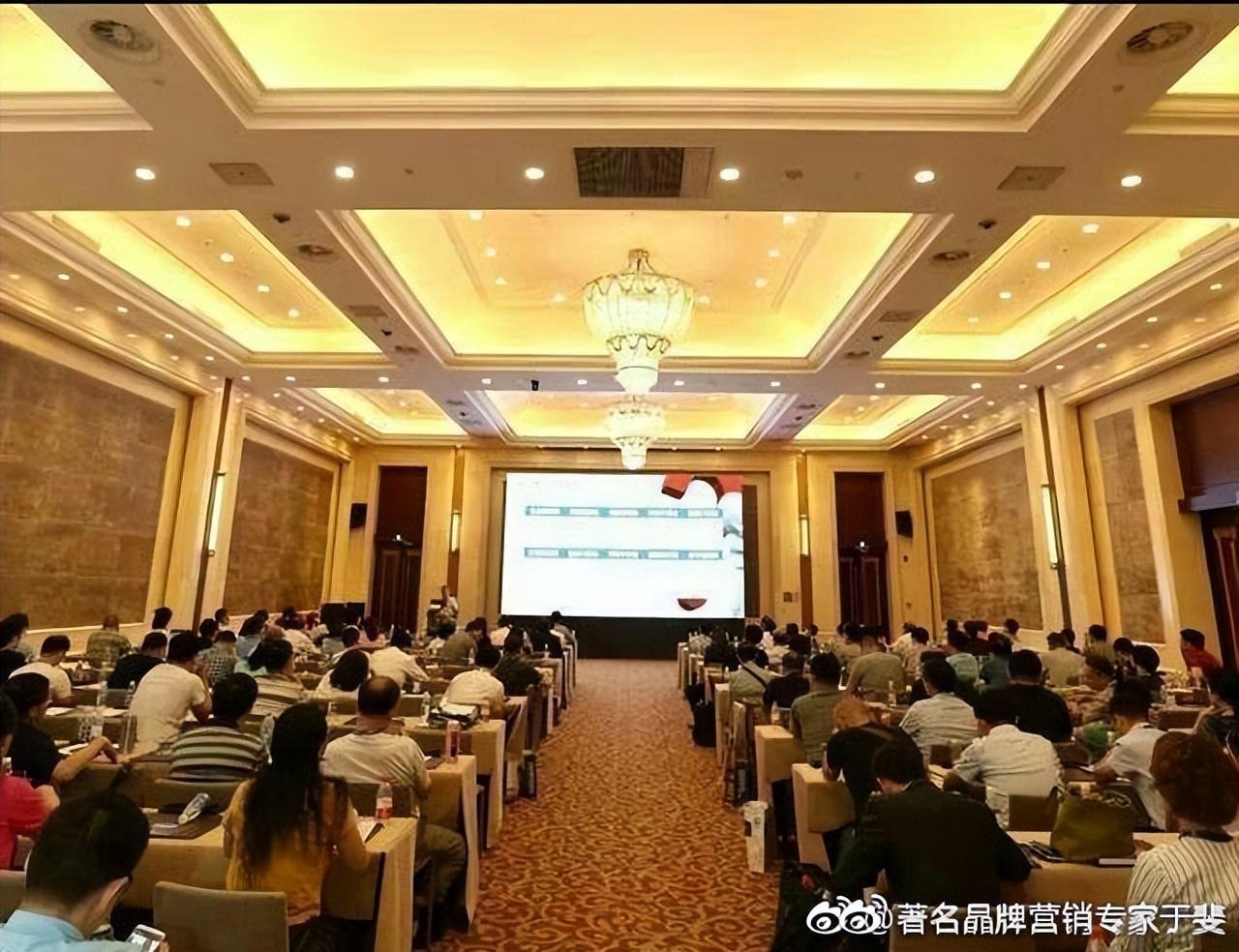 于斐老师谈：面对降薪裁员，如何打造你的职场“护城河”？