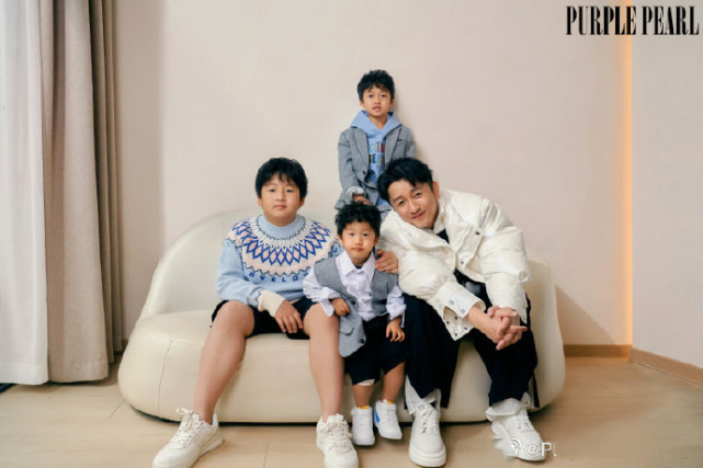 邹市明冉莹颖拍全家福写真，三个儿子暴风长大，轩轩体格赶超爸爸