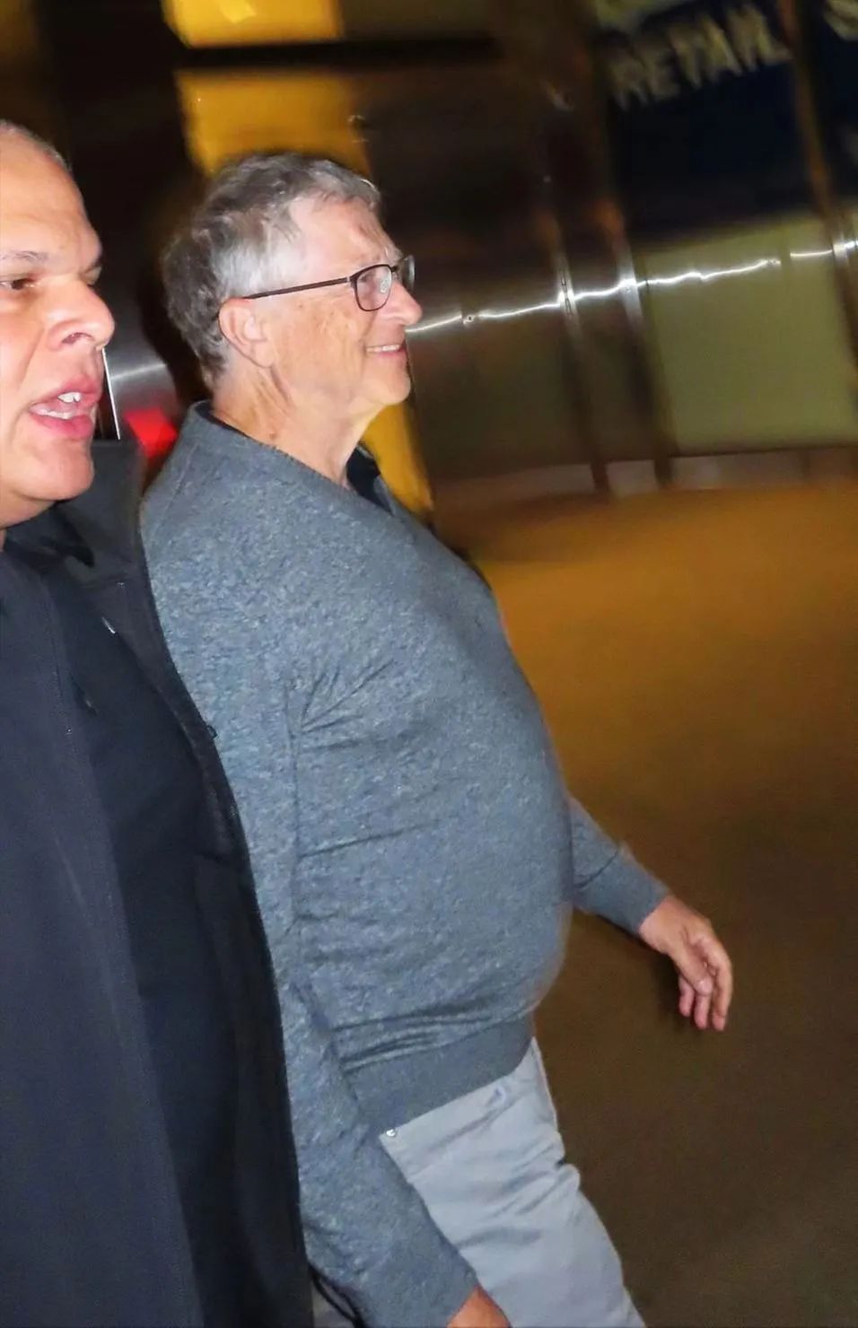 马斯克冷白皮大肚腩辣眼睛！嘲比尔盖茨身材不好的他，原来是垫底