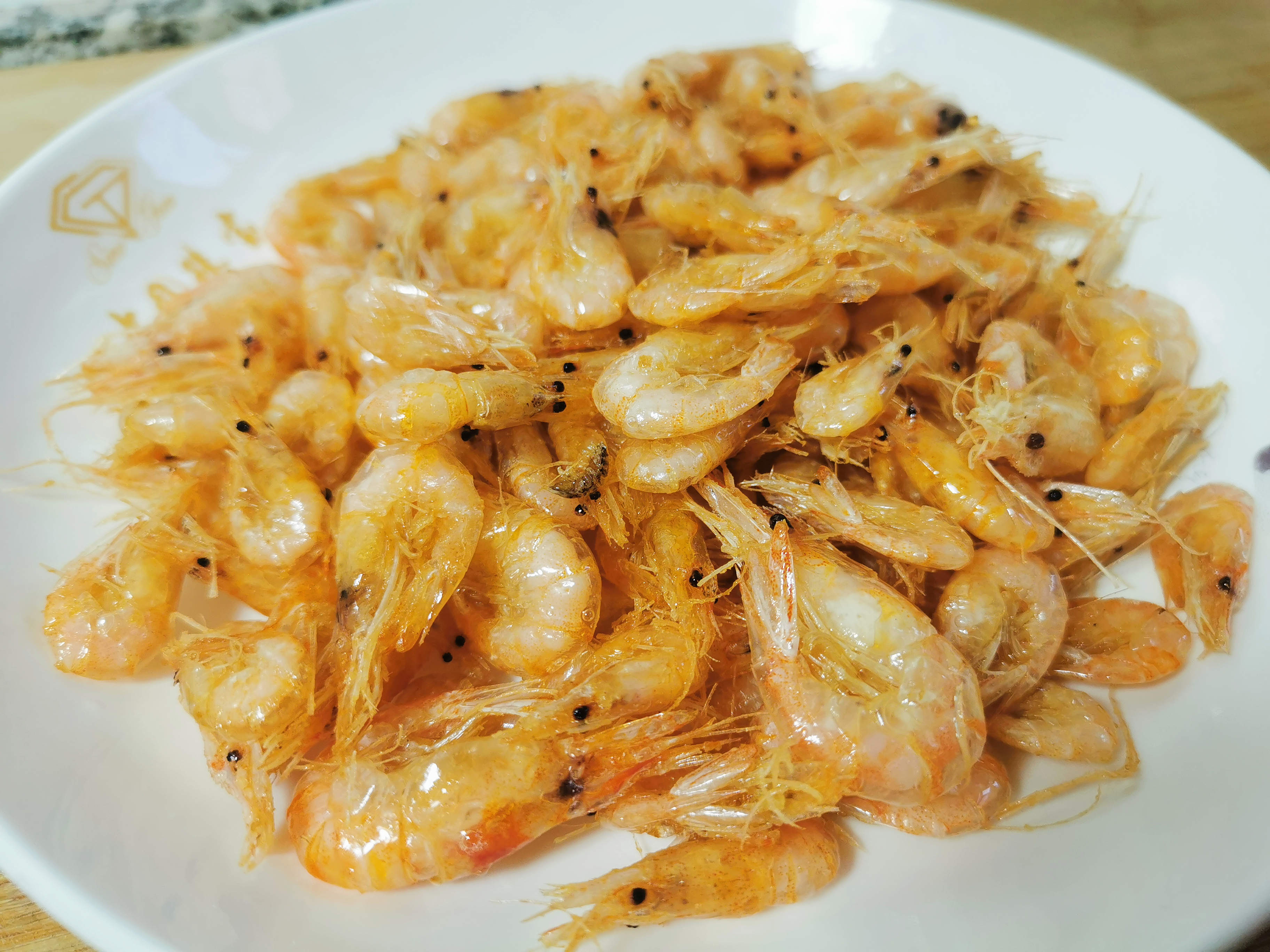 油炸小河虾的做法（教你油炸小河虾个个金黄焦酥）