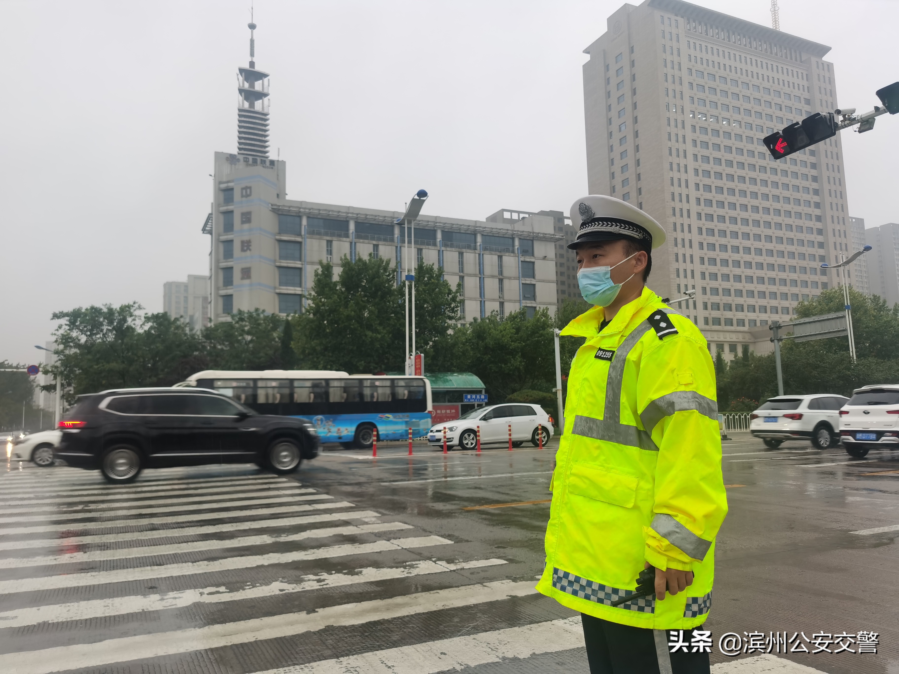 从黑夜到黎明 滨州交警严防死守应对暴雨恶劣天气