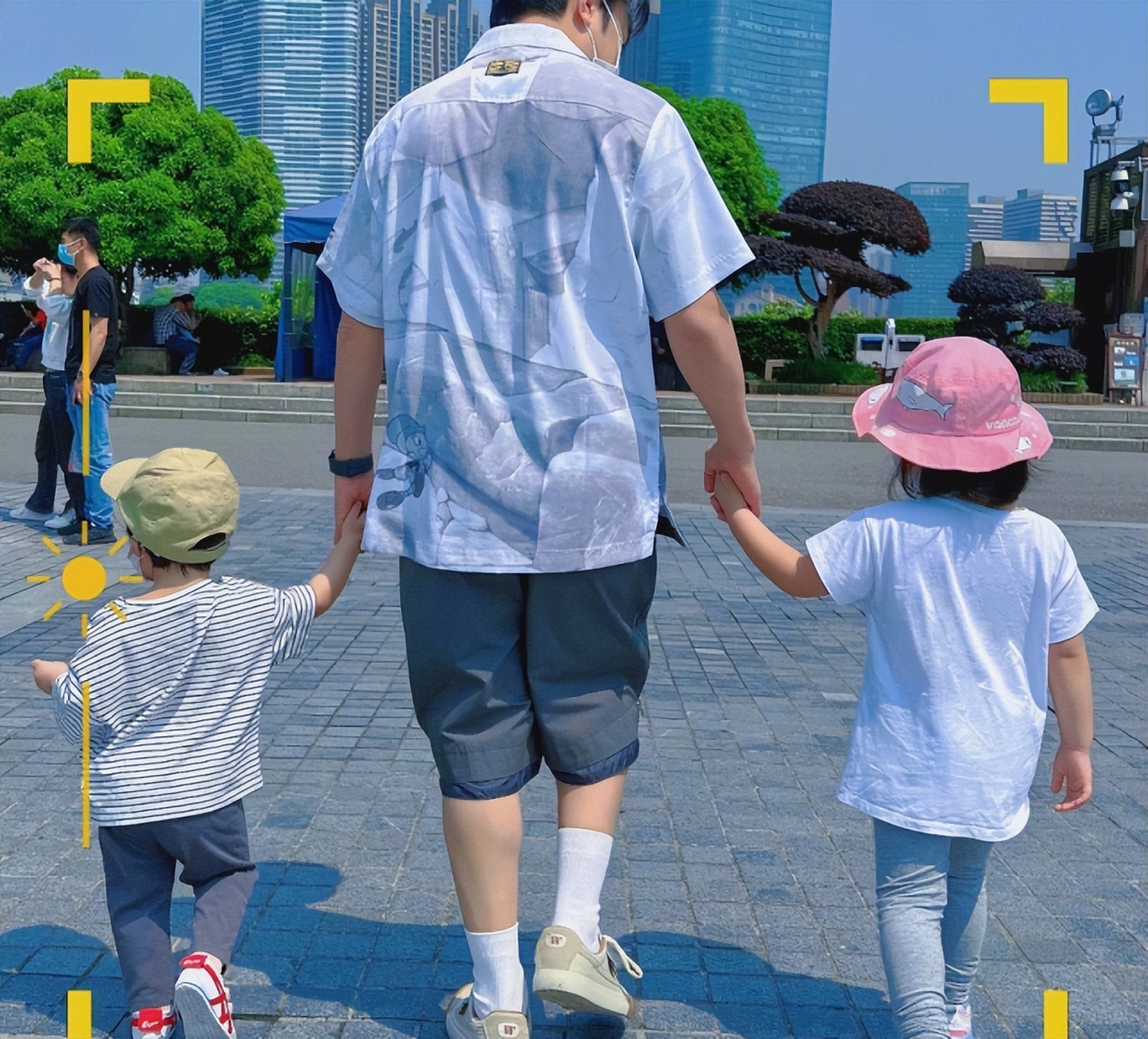 王祖蓝夫妇带娃出游，一人抱一娃大秀幸福，俩女儿个头猛蹿像妈妈