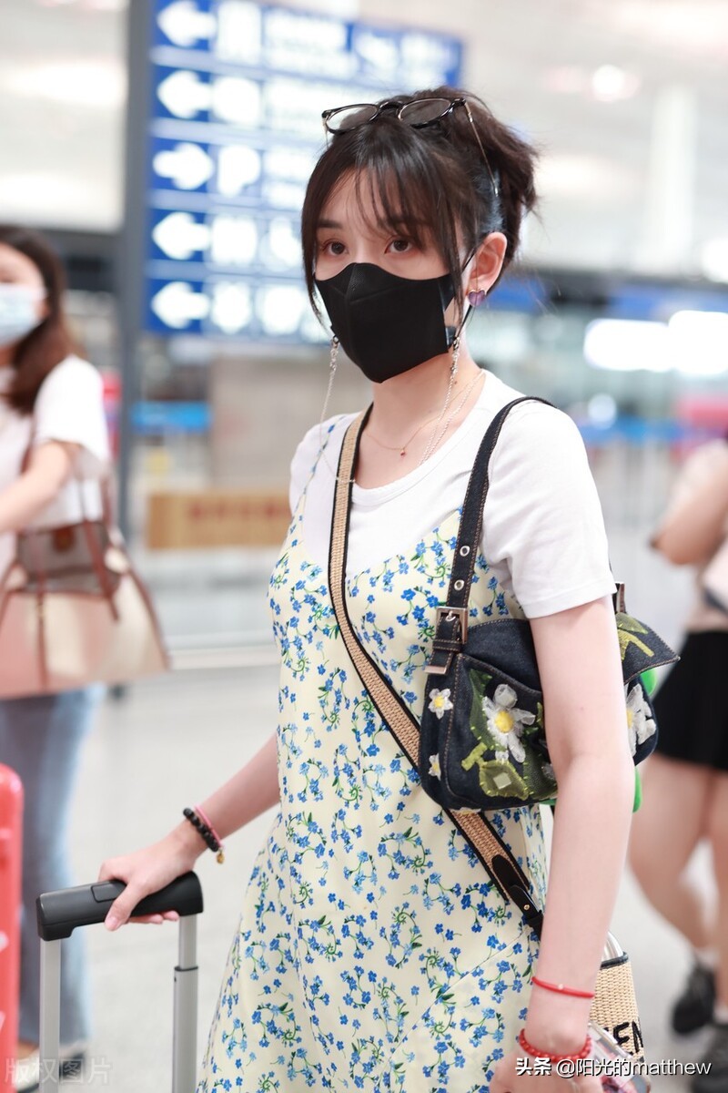 街拍：宋祖儿一袭吊带长裙清新亮丽，墨镜卡在头上俏皮可爱