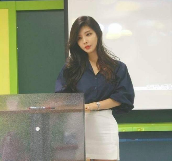 大学美术老师有多精致？眉目如画气质动人，网友：谁的DNA动了？