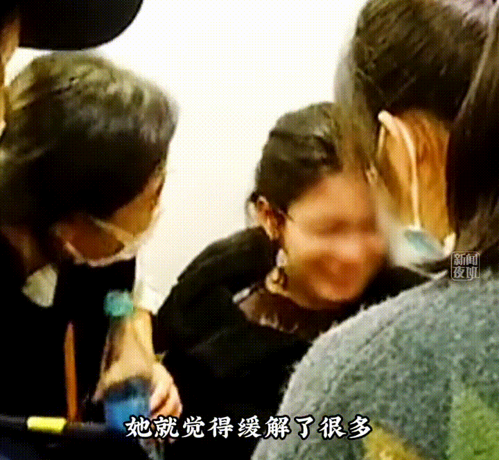 火车上外籍乘客突感不适，中医小姐姐用上神器，网友：小说情节